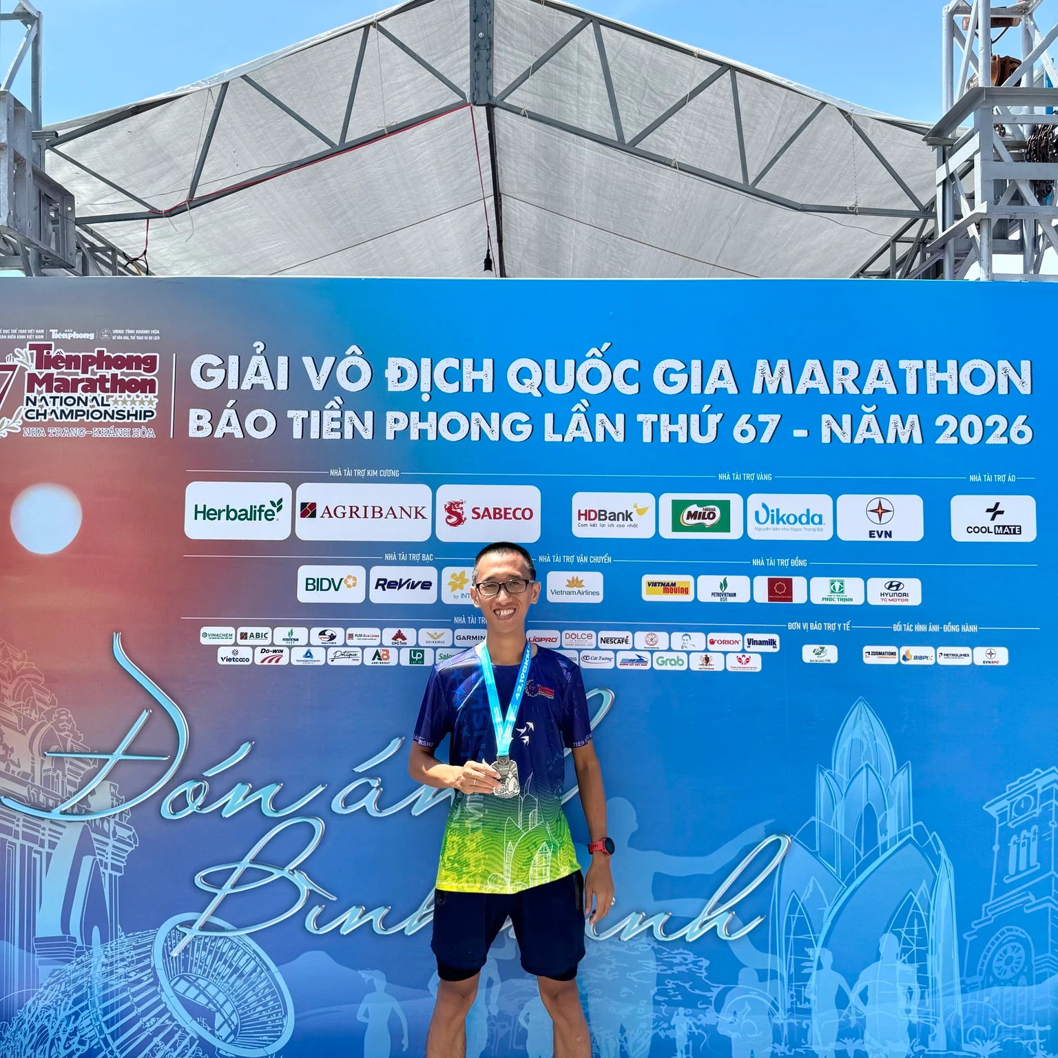 Ngọc Nam cầm huy chương marathon tại Tiền Phong Marathon Nha Trang 2026